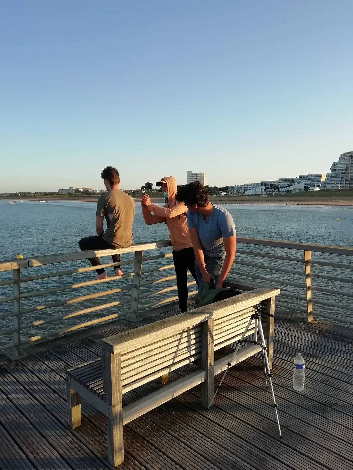 Un homme filme une scène de film sur un pont