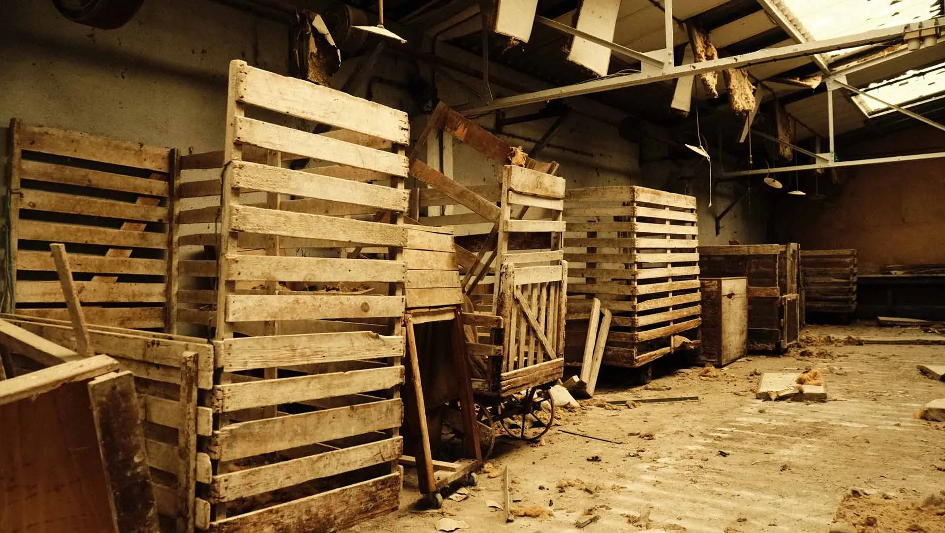 paniers d'une usine abandonnée