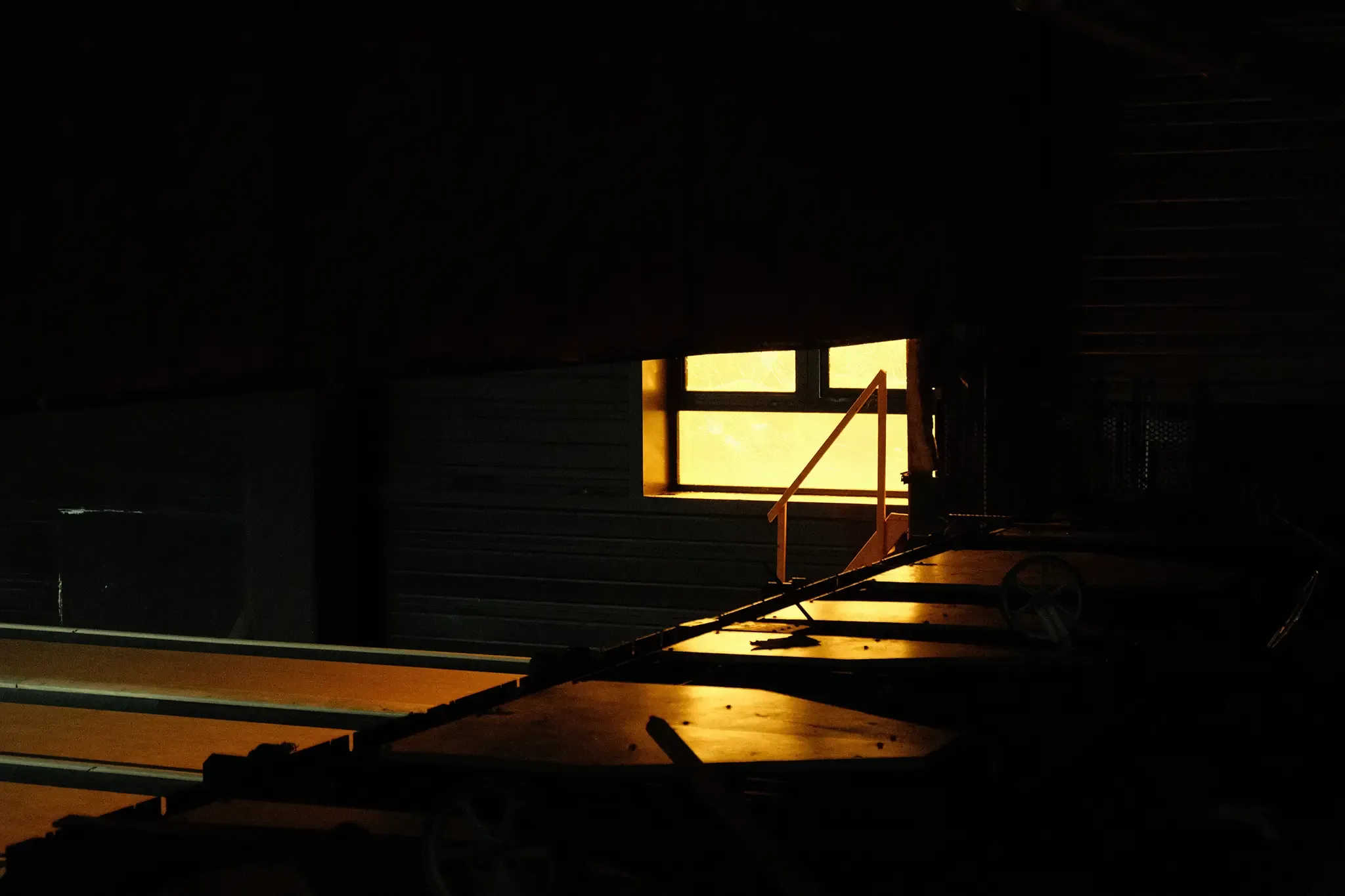 fenêtre d'un bowling à l'abandon